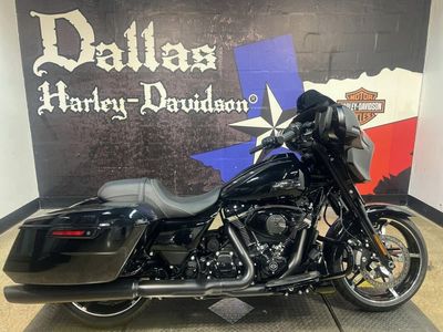 2025 Harley-Davidson FLHX - Street Glide in Vivid Black — front three-quarter view