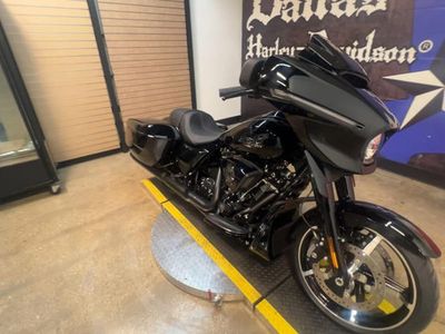 2025 Harley-Davidson FLHX - Street Glide — engine compartment view