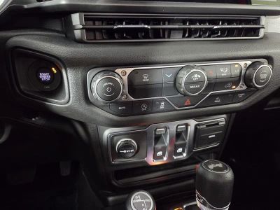 2026 Jeep Wrangler — photo 17 view