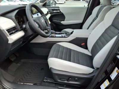 2025 Mitsubishi Outlander — detail view