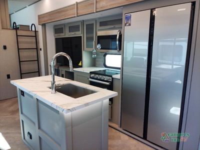 2025 Forest River Rockwood Ultra Lite — photo 37 view