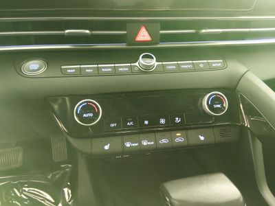 2024 Hyundai Elantra — photo 18 view