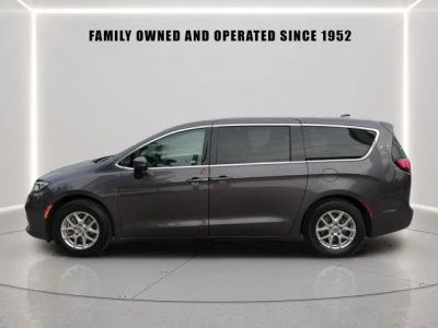 2023 Chrysler Pacifica — side profile view