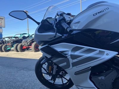 2026 CFMOTO 300SS - Photo 9