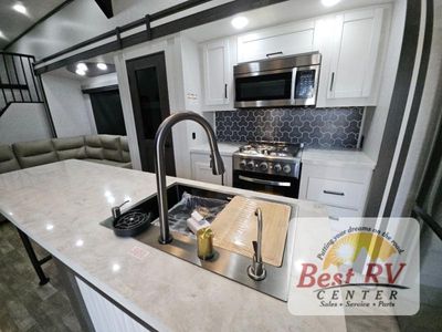 2025 CrossRoads RV Hampton - Photo 14