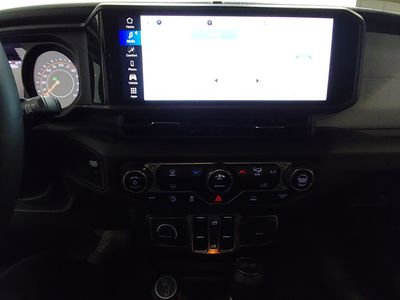 2024 Jeep Wrangler - Photo 18