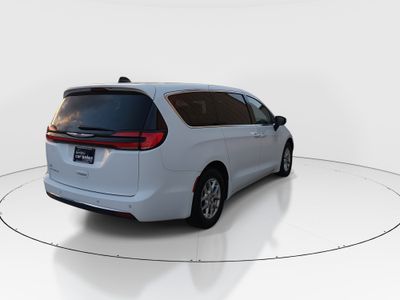 2023 Chrysler Pacifica — photo 7 view
