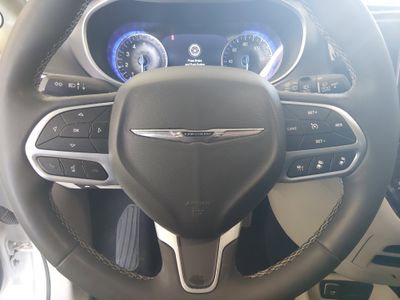 2023 Chrysler Pacifica — photo 12 view