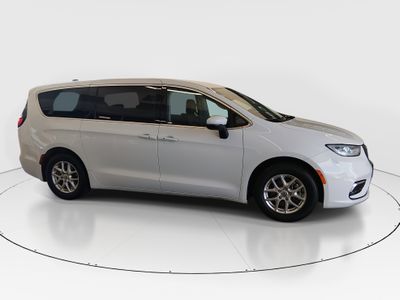 2023 Chrysler Pacifica — photo 8 view