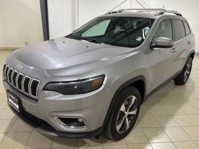 2019 Jeep Cherokee Limited in Billet Silver Metallic Clearcoat — front three-quarter view