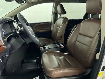 2019 Toyota Sienna — photo 12 view