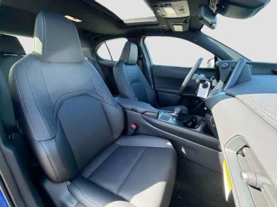 2025 Lexus UX — photo 14 view