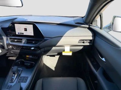 2025 Lexus UX — photo 17 view