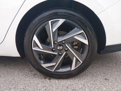 2024 Hyundai Elantra — photo 10 view