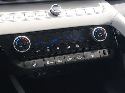 2024 Hyundai Elantra — photo 18 view