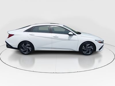 2024 Hyundai Elantra — photo 8 view