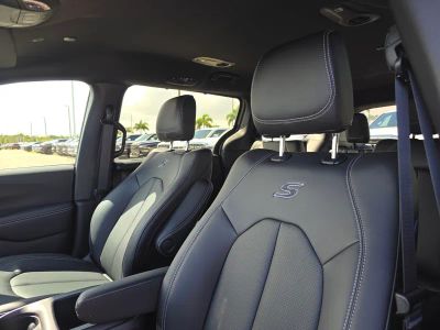 2026 Chrysler Pacifica — photo 12 view