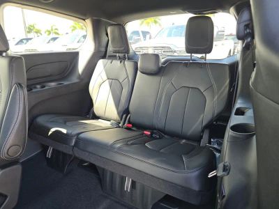 2026 Chrysler Pacifica — photo 7 view