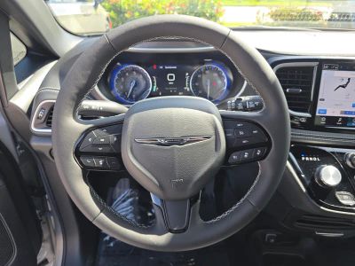 2026 Chrysler Pacifica — photo 17 view