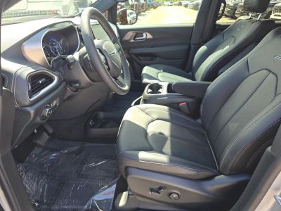 2026 Chrysler Pacifica — photo 13 view