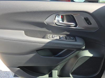 2026 Chrysler Pacifica — photo 15 view