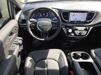 2026 Chrysler Pacifica — photo 11 view