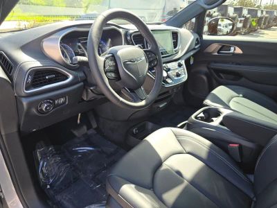 2026 Chrysler Pacifica — photo 14 view