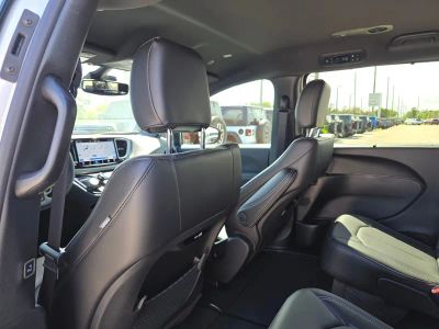 2026 Chrysler Pacifica — photo 10 view
