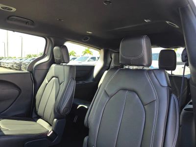 2026 Chrysler Pacifica — photo 8 view