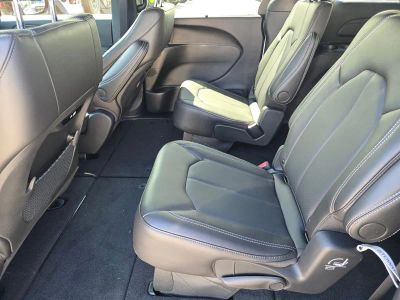 2026 Chrysler Pacifica — photo 9 view