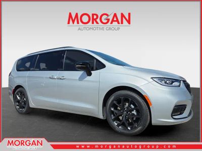 2026 Chrysler Pacifica Select in Silver — front three-quarter view