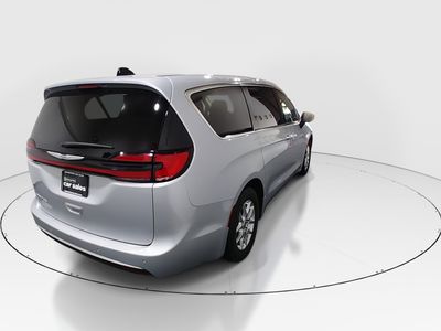 2024 Chrysler Pacifica — photo 7 view