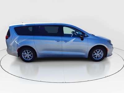 2024 Chrysler Pacifica — photo 8 view