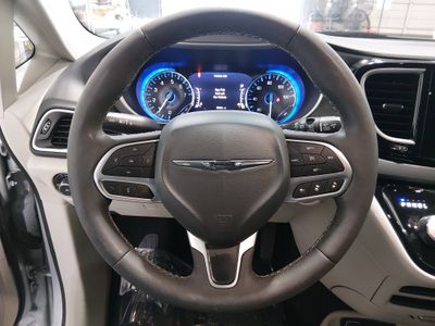 2024 Chrysler Pacifica — photo 12 view