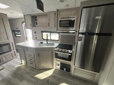 2025 Coachmen Catalina Legacy - Photo 6