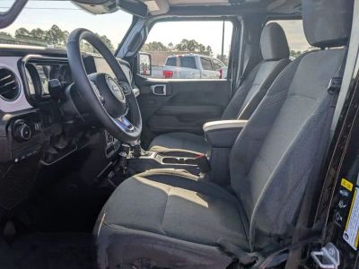 2025 Jeep Wrangler - Photo 12