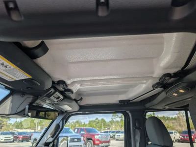 2025 Jeep Wrangler - Photo 14