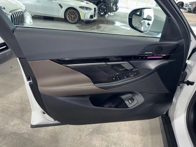 2025 BMW 5 Series — photo 17 view