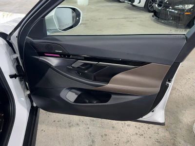 2025 BMW 5 Series — photo 9 view