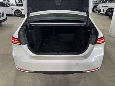 2025 BMW 5 Series — photo 13 view