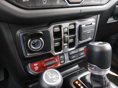 2024 Jeep Wrangler - Photo 17