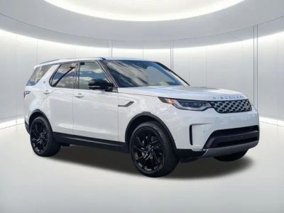 2025 Land Rover Discovery — rear three-quarter view