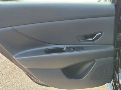 2023 Hyundai Elantra — photo 8 view