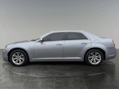 2016 Chrysler 300 — detail view