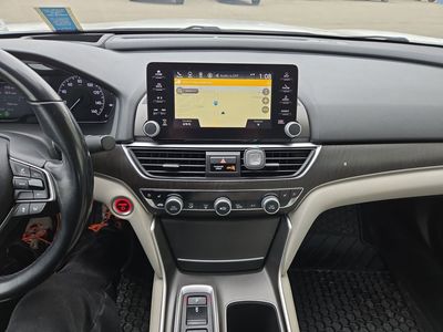 2019 Honda Accord Hybrid Touring Sedan - Photo 18