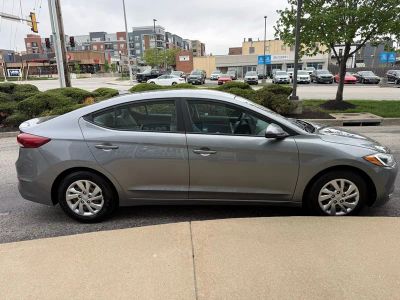 2017 Hyundai Elantra - Photo 4