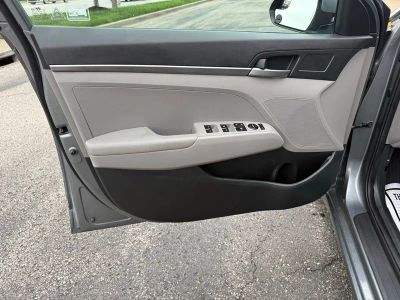 2017 Hyundai Elantra - Photo 16