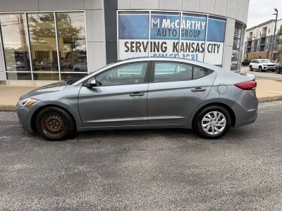2017 Hyundai Elantra - Photo 2
