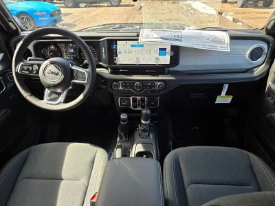 2025 Jeep Wrangler — photo 31 view