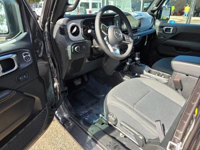 2025 Jeep Wrangler — photo 14 view